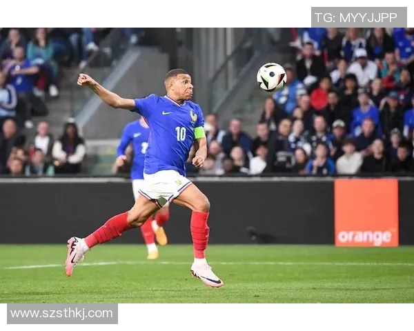 足球明星身高大比拼谁是场上最高的球员揭秘与分析 足球明星身高大比拼谁是场上最高的球员揭秘与分析