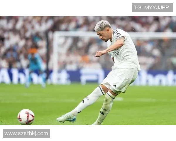 足球明星在家静待球队通知心情复杂期待新赛季的挑战与机遇